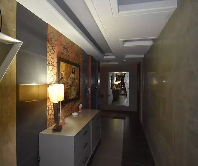 Crown Royal Hotel Tyr