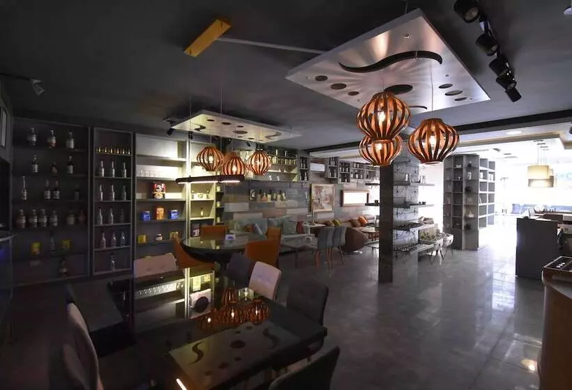 Crown Royal Hotel Tyr