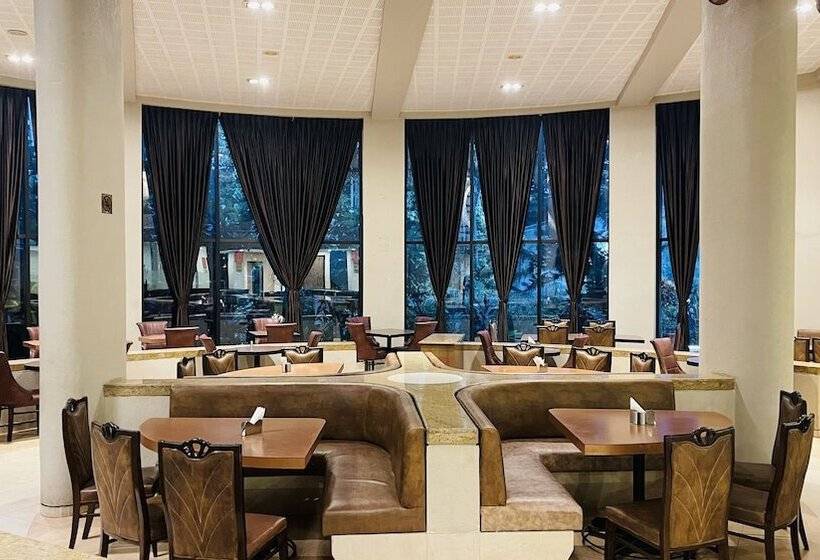 ホテル Nimbus Neelam The Glitz