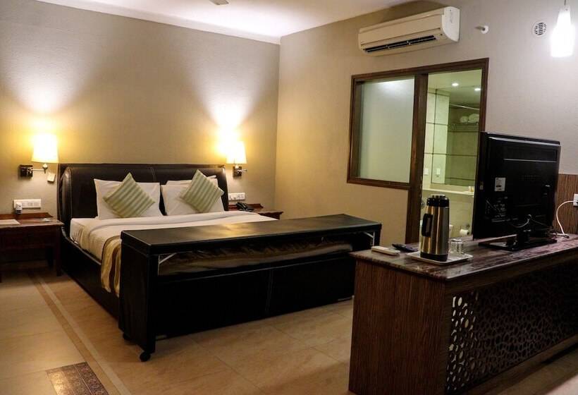 ホテル Nimbus Neelam The Glitz