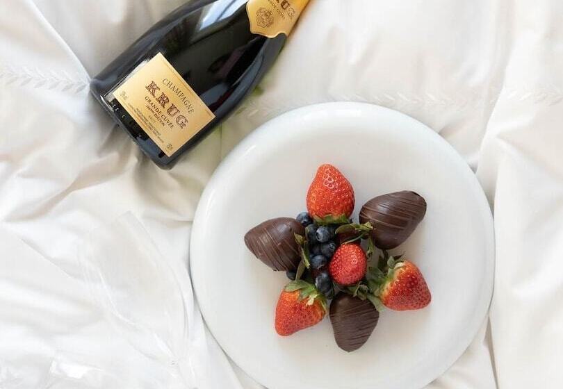 پانسیون Elysium Suites Collection