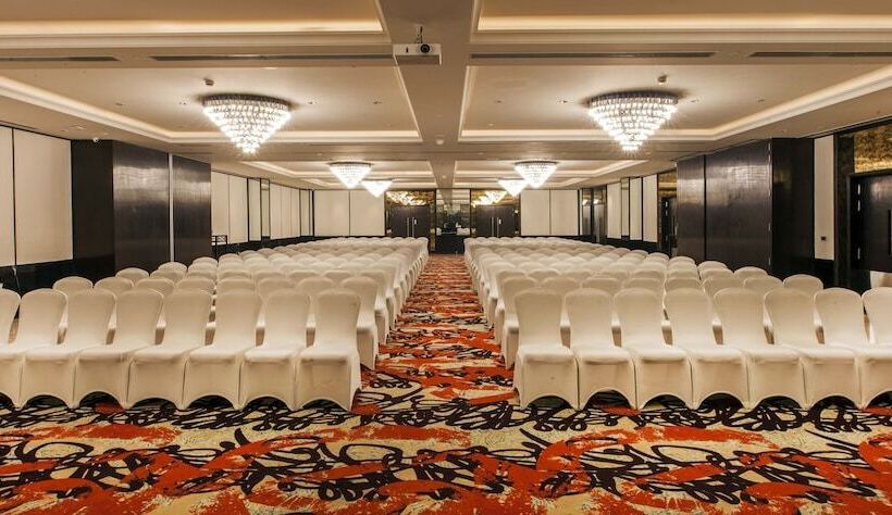 هتل Lemon Tree Premier City Center Pune