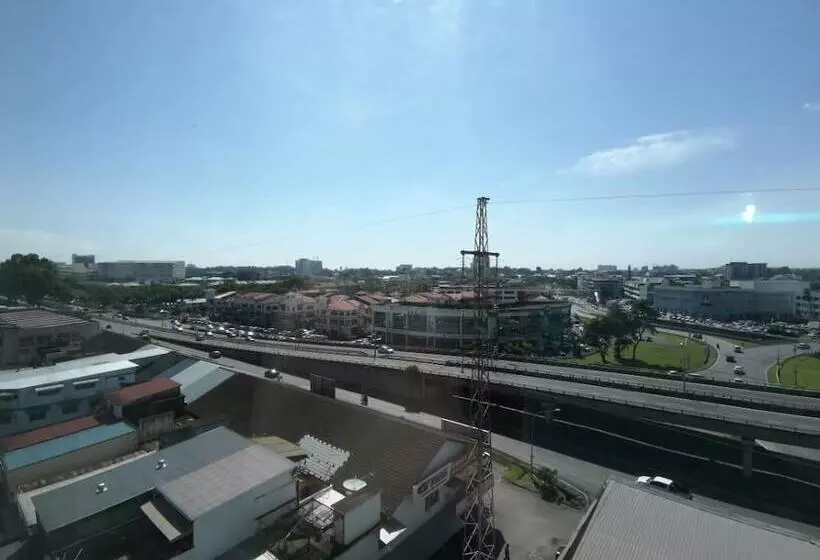 Roxy Hotel And Apartments