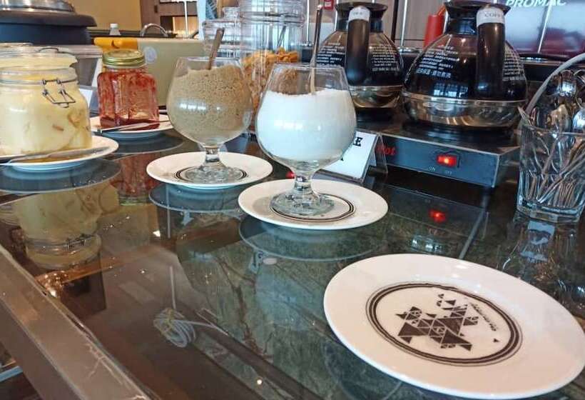 Roxy Hotel And Apartments