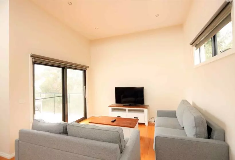 Apollo Bay Seal Apartments