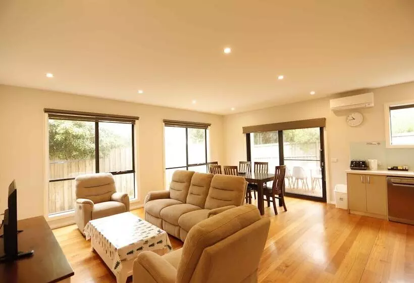 Apollo Bay Seal Apartments