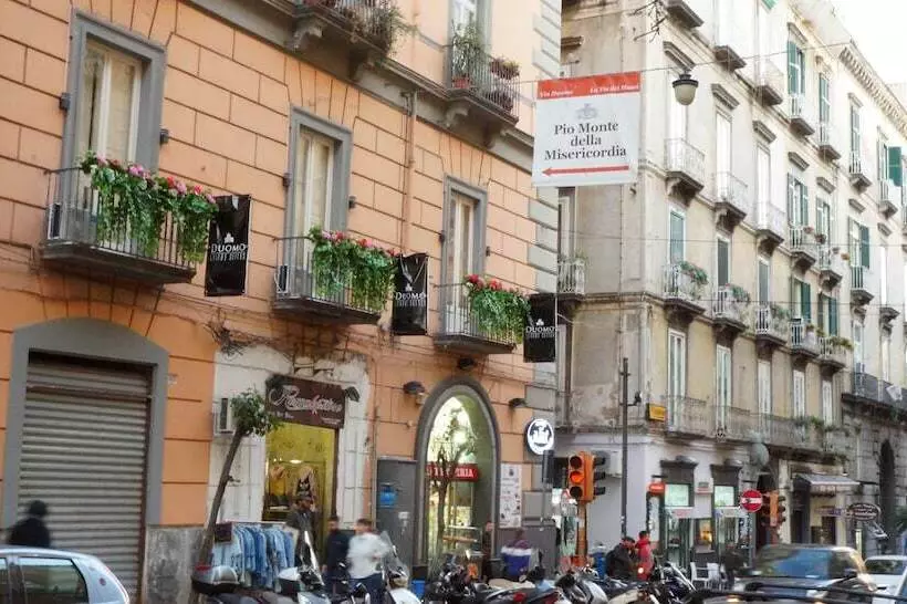 تختخواب و صبحانه Duomo Luxury Suites
