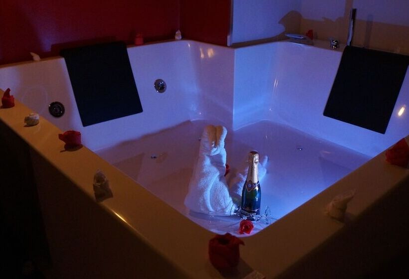 تختخواب و صبحانه Duomo Luxury Suites