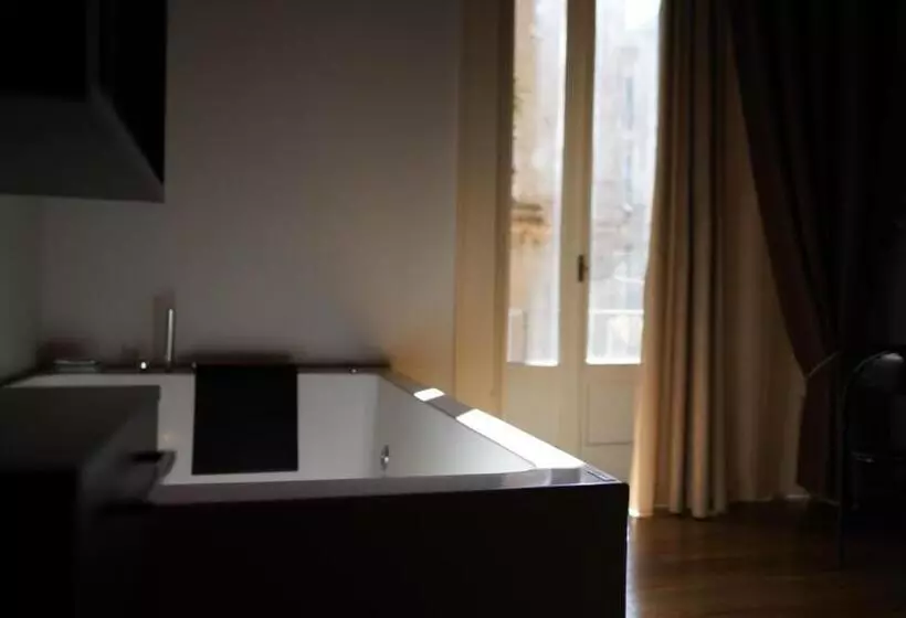 تختخواب و صبحانه Duomo Luxury Suites