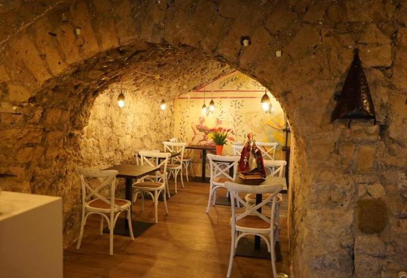 تختخواب و صبحانه Duomo Luxury Suites