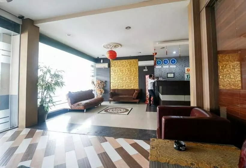 ホテル Reddoorz Plus Near Pasar Wisata