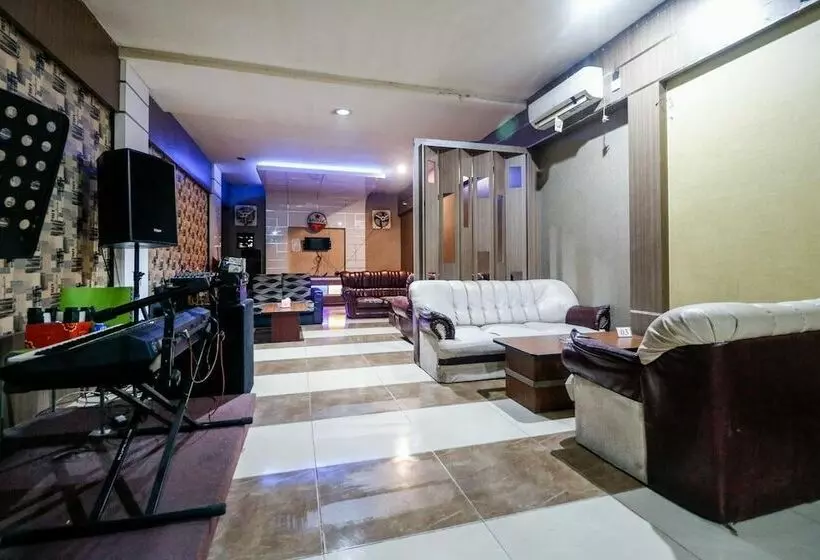 ホテル Reddoorz Plus Near Pasar Wisata