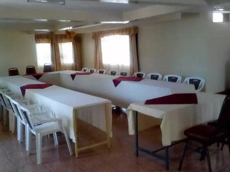 تختخواب و صبحانه Racecourse Inn