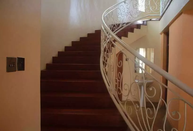 تختخواب و صبحانه Racecourse Inn