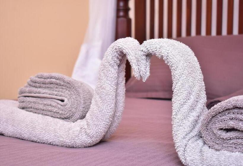 Отель Thambili Cabanas