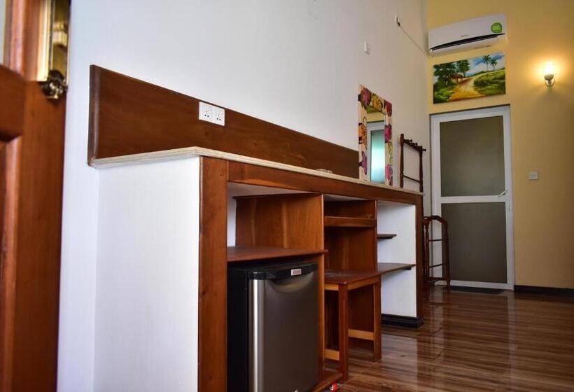 Отель Thambili Cabanas