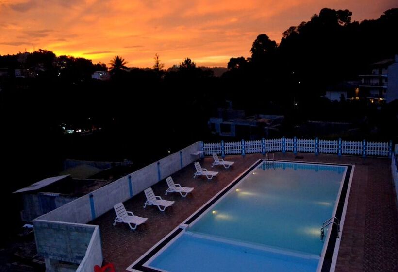 בית מלון כפרי Capital Regency