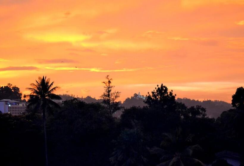 בית מלון כפרי Capital Regency