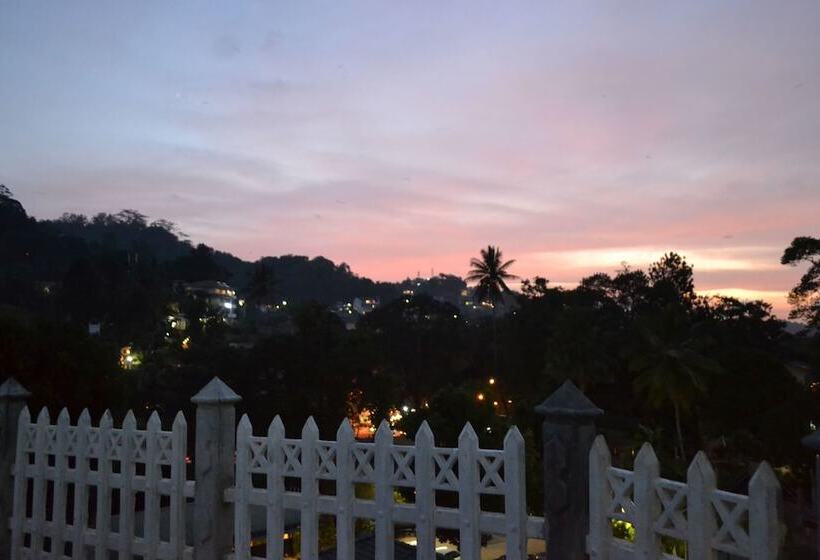 בית מלון כפרי Capital Regency