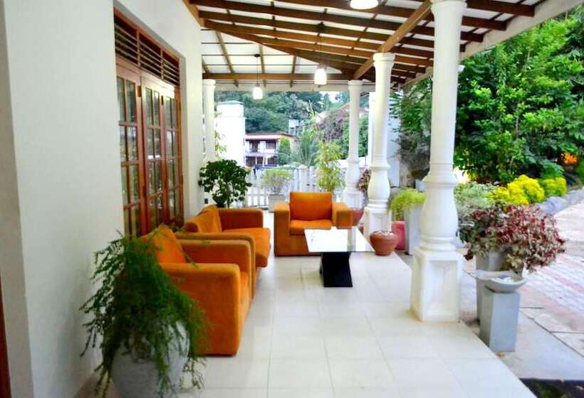 בית מלון כפרי Capital Regency