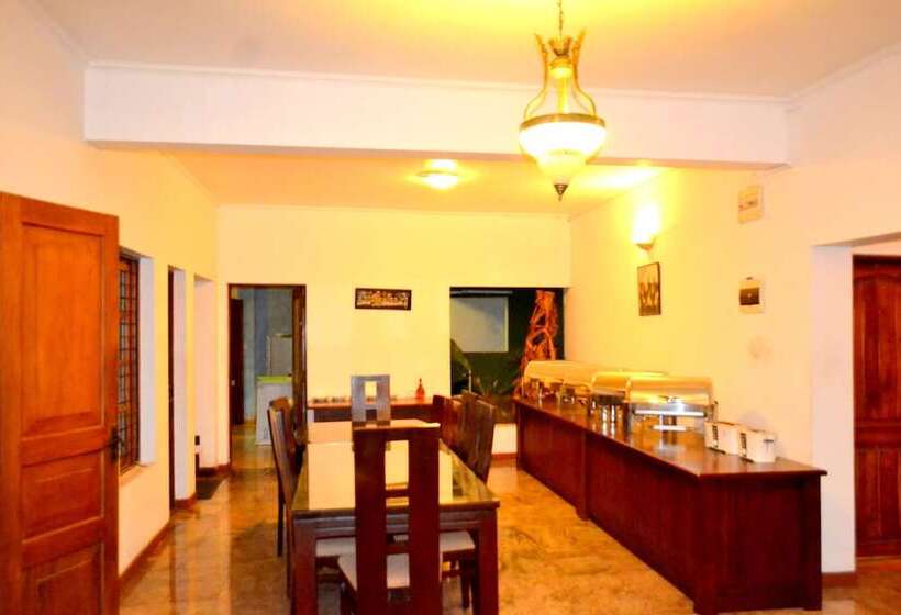 בית מלון כפרי Capital Regency