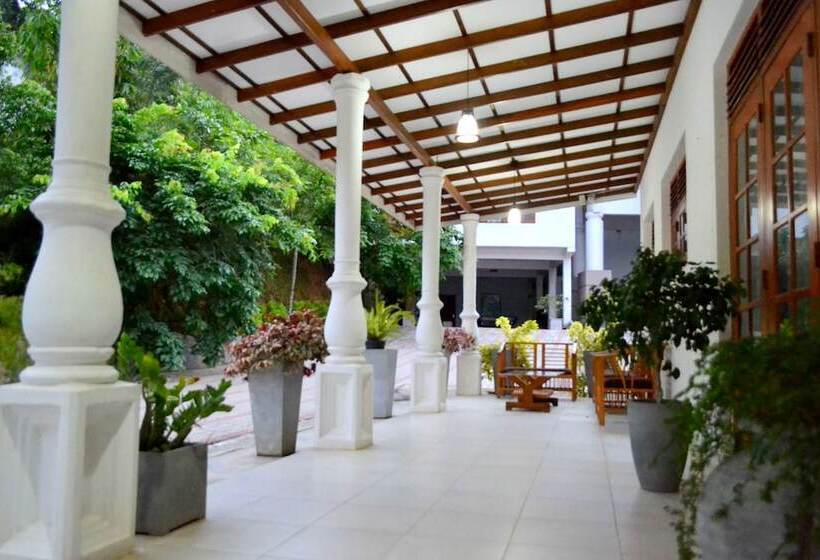 בית מלון כפרי Capital Regency