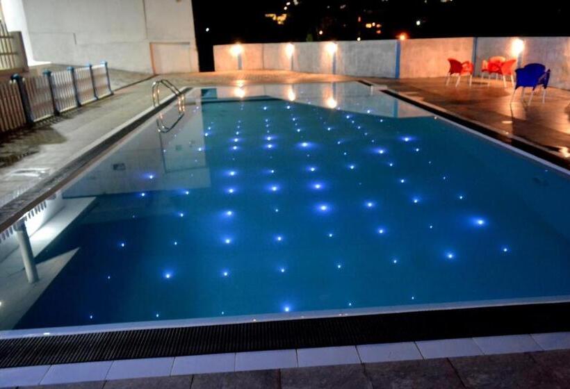 בית מלון כפרי Capital Regency