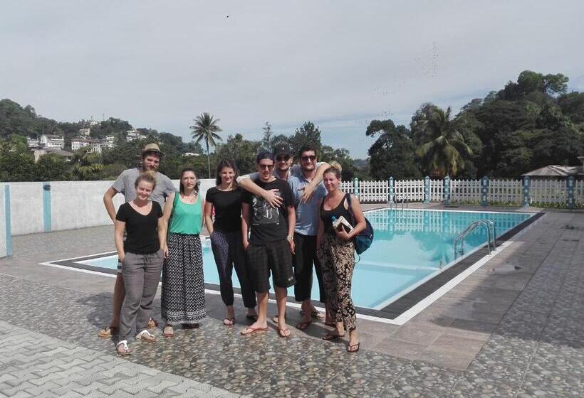 בית מלון כפרי Capital Regency