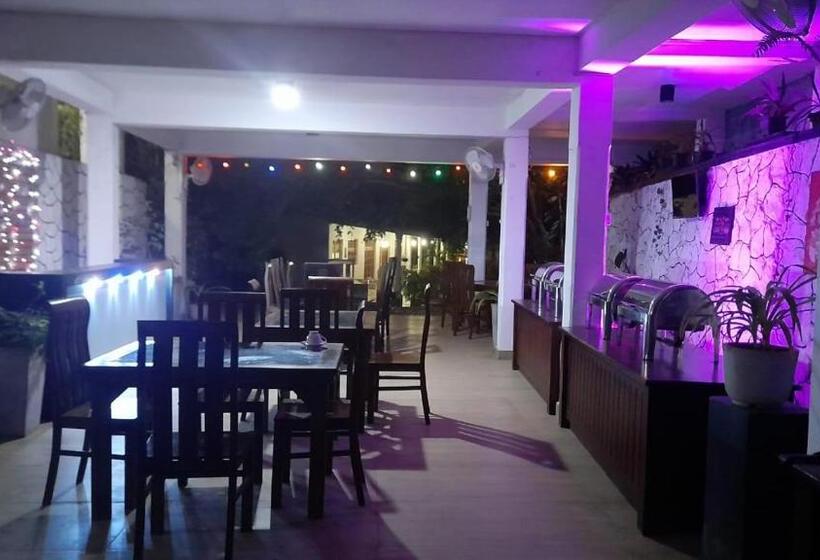 בית מלון כפרי Capital Regency