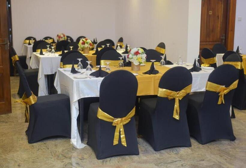 בית מלון כפרי Capital Regency