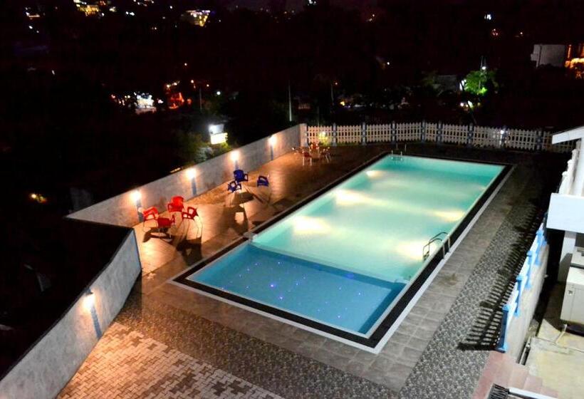 בית מלון כפרי Capital Regency