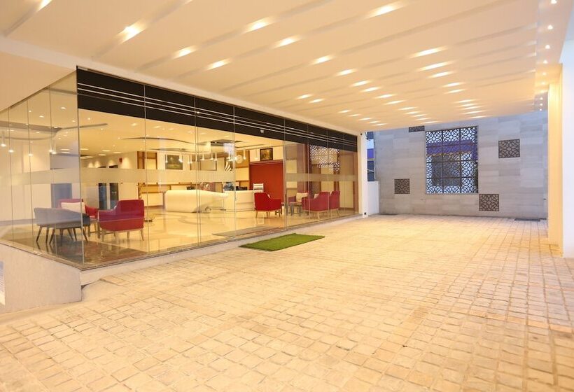 هتل Jump In & Out