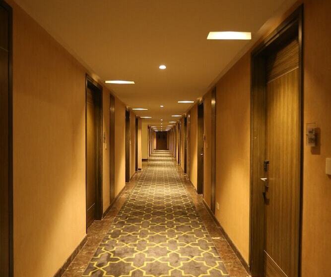 هتل Jump In & Out