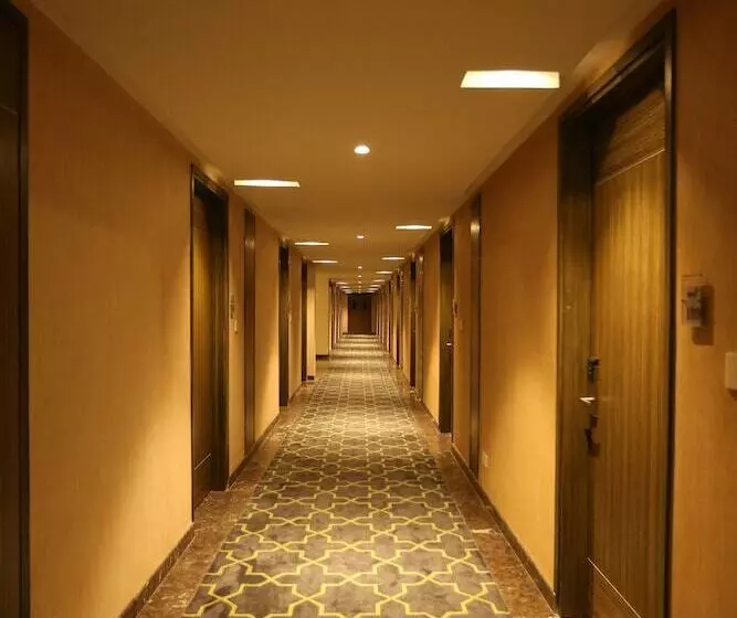 هتل Jump In & Out