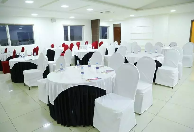 هتل Jump In & Out