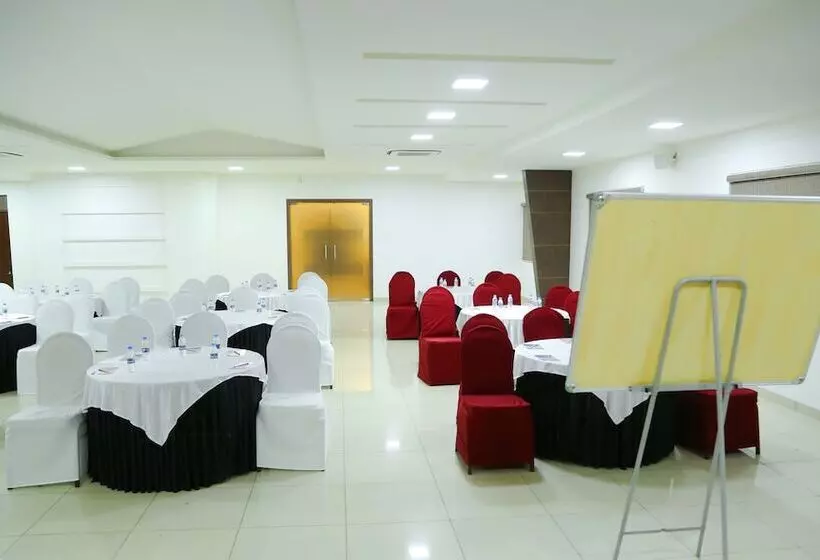 هتل Jump In & Out