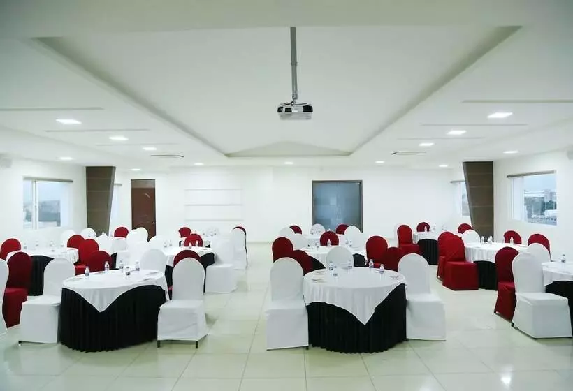 هتل Jump In & Out