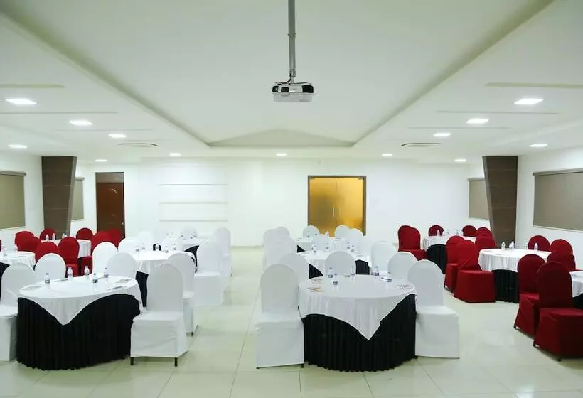 هتل Jump In & Out