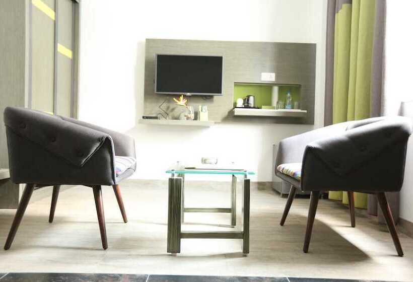 هتل Jump In & Out