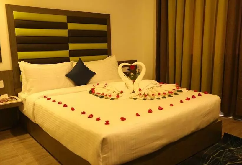 هتل Jump In & Out