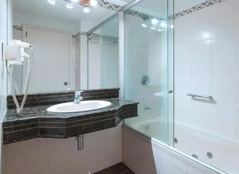 Отель Balmoral Plaza