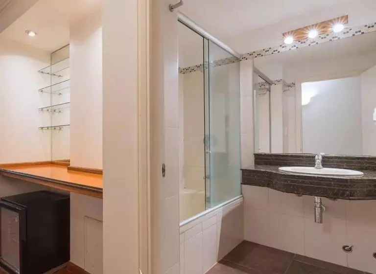 Отель Balmoral Plaza