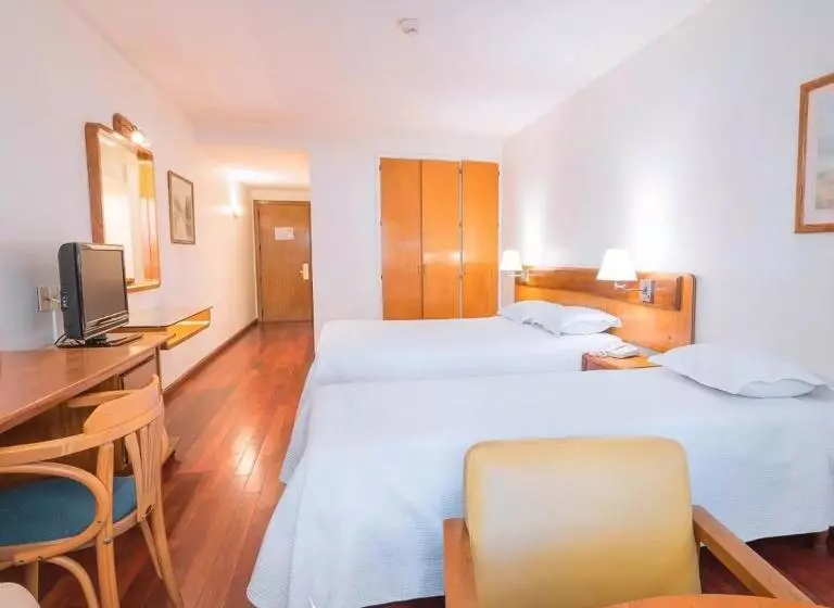 Отель Balmoral Plaza