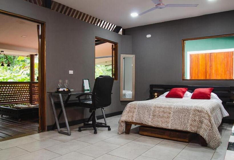 پانسیون Boutique The Green Jungle House