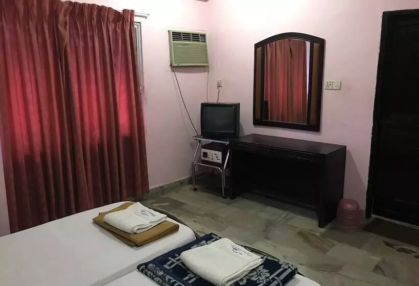 ホテル Indraprastham Tourist Home