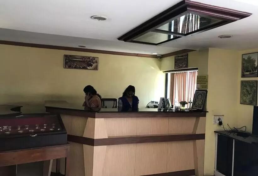 ホテル Indraprastham Tourist Home