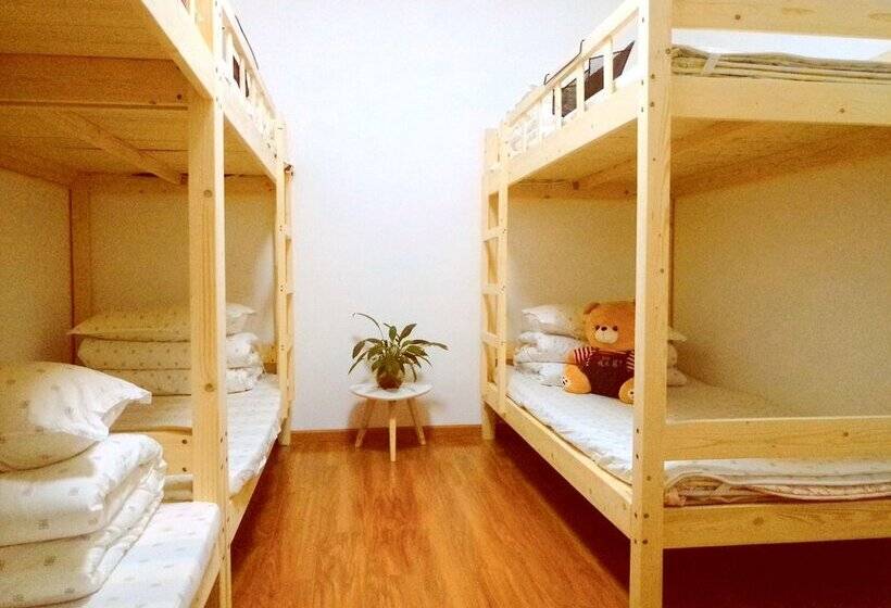 Wuhan Time On The Way Hostel