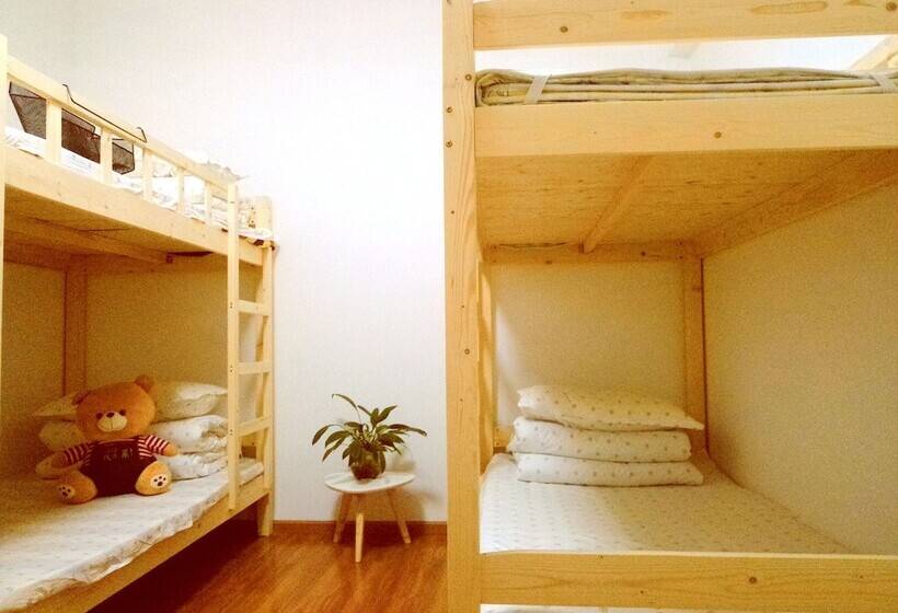 Wuhan Time On The Way Hostel