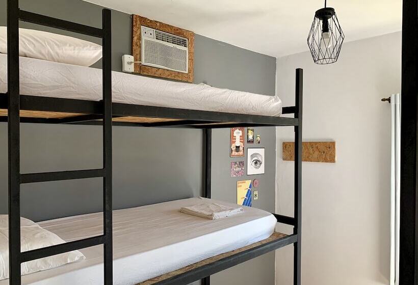 A Coroa Hostel & Suites