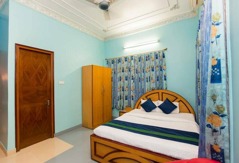 Landmark Ab Block Hotel By Oyo Rooms